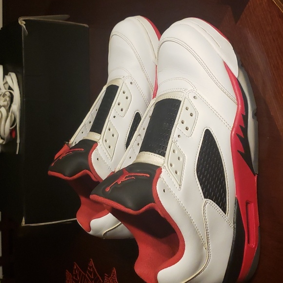 Black and red and white Nike Air Jordan - Picture 2 of 5
